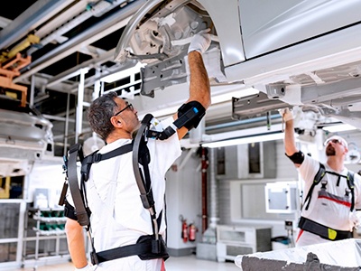 Exoesqueletos en líneas de producción de Audi